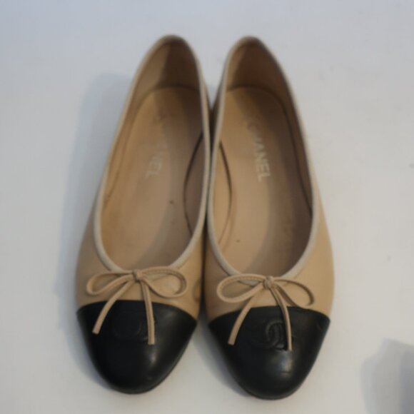 Womens Chanel Beige Black Capped Toe Interlocked CC Ballet Flat Shoes 39 US/8.5 - Picture 7 of 16
